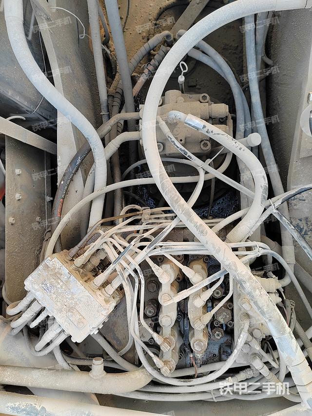 回转马达和主控阀（整机外观）