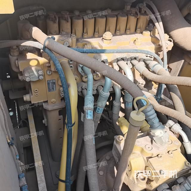 回转马达和主控阀（整机外观）