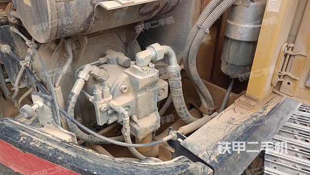 液压泵舱室正面整体（整机外观）