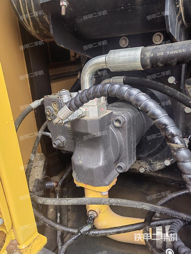 液压泵舱室正面整体（整机外观）