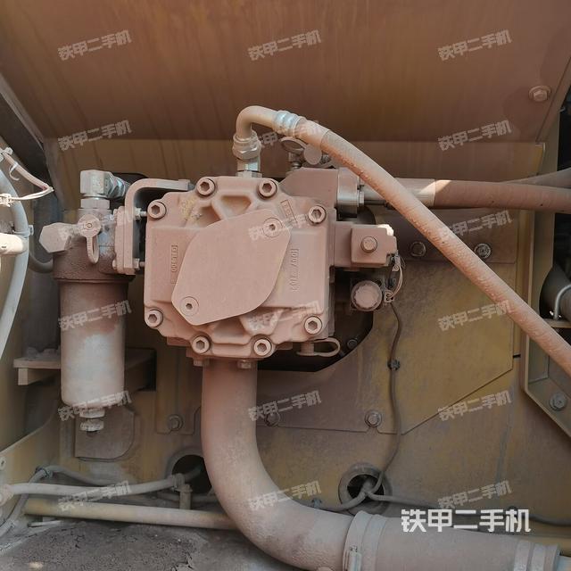 液压泵舱室正面整体（整机外观）