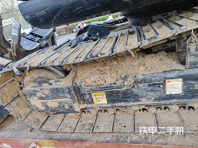 液压泵舱室正面整体（整机外观）