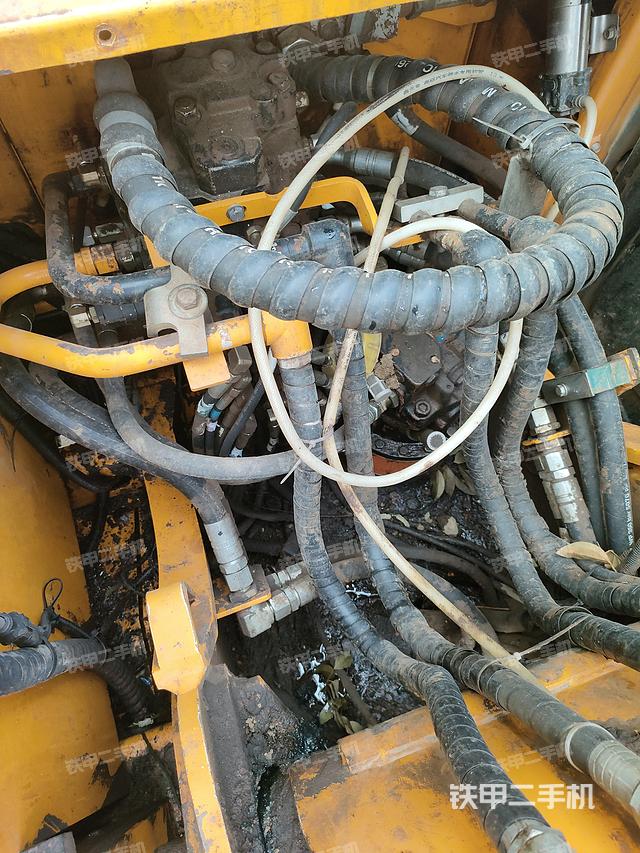 回转马达和主控阀（整机外观）