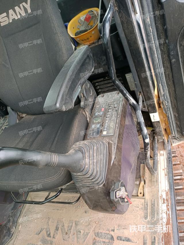 座椅左侧控制台/音响/含左手柄（驾驶室部分）