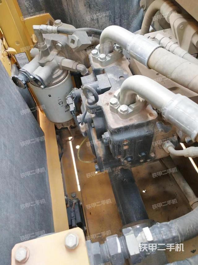 液压泵舱室正面整体（整机外观）