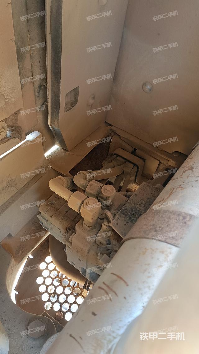 液压泵舱室正面整体（整机外观）