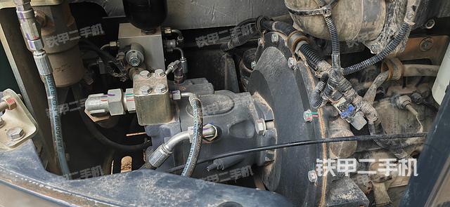 液压泵舱室正面整体（整机外观）