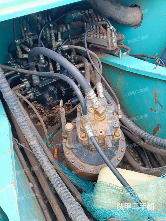 回转马达和主控阀（整机外观）