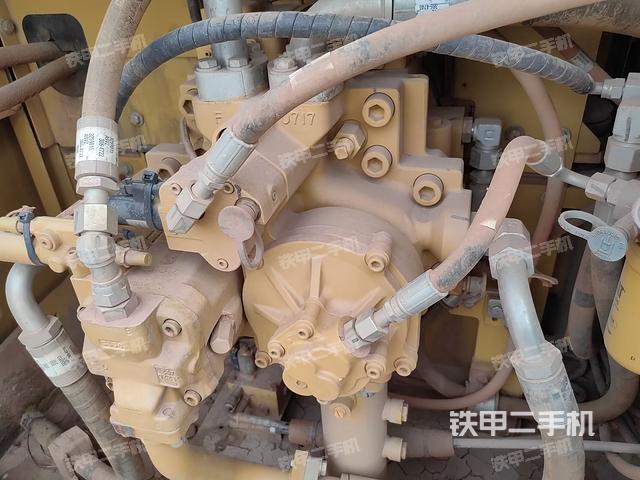 液压泵舱室正面整体（整机外观）