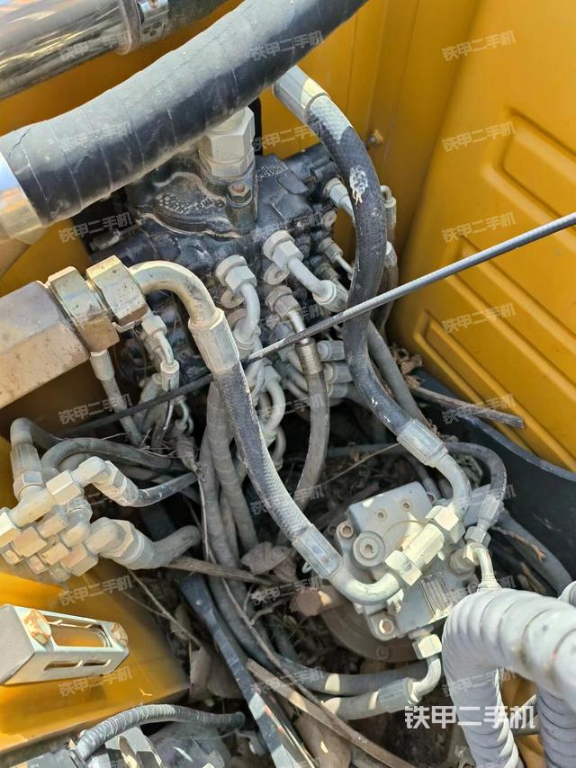 回转马达和主控阀（整机外观）