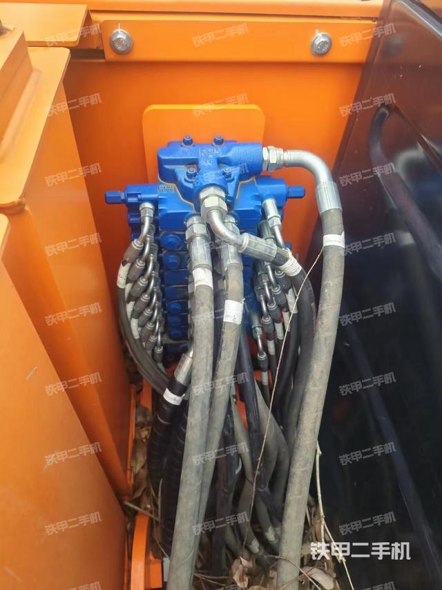 回转马达和主控阀（整机外观）