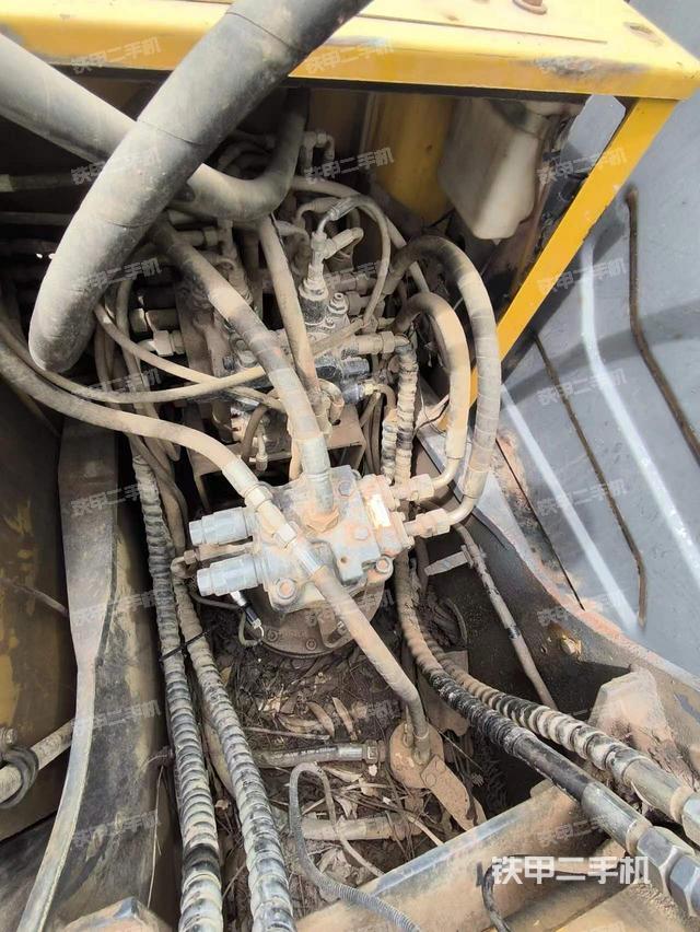 回转马达和主控阀（整机外观）