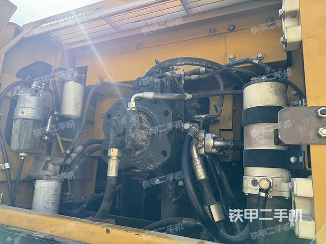 液压泵舱室正面整体（整机外观）