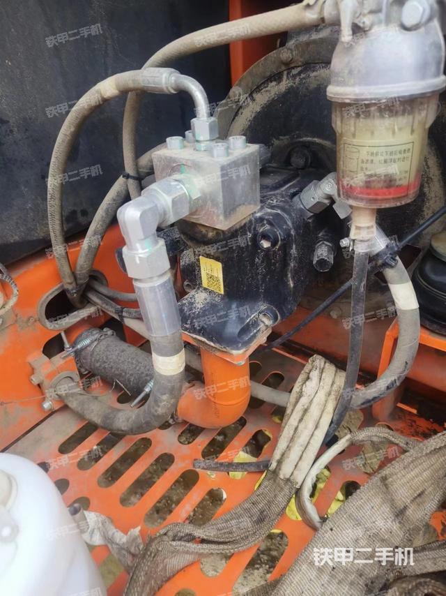 液压泵舱室正面整体（整机外观）