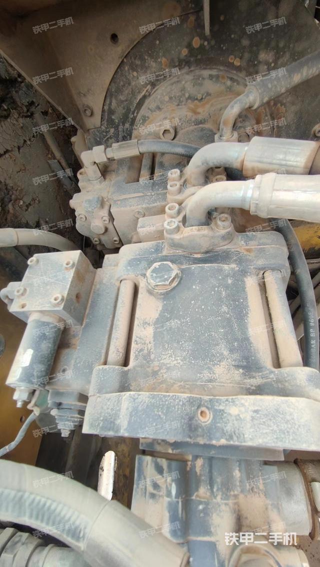 液压泵舱室正面整体（整机外观）