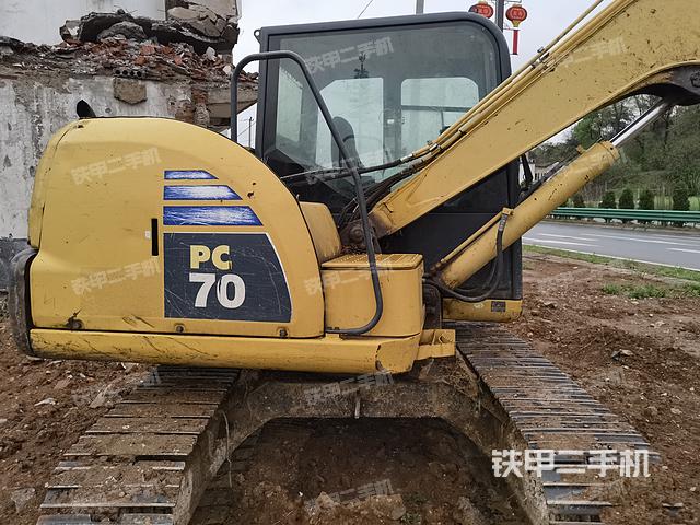 液压泵舱室正面整体（整机外观）