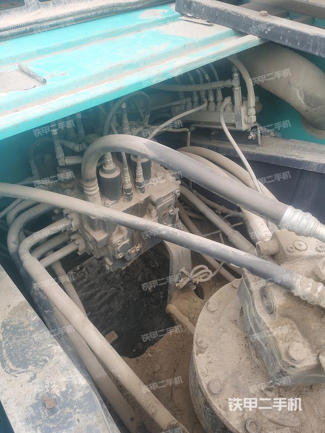 液压泵舱室正面整体（整机外观）