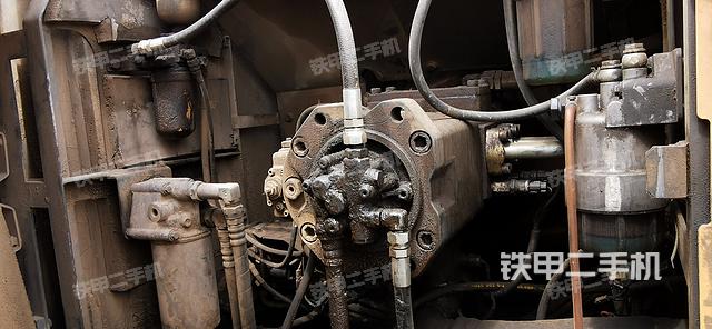 液压泵舱室正面整体（整机外观）