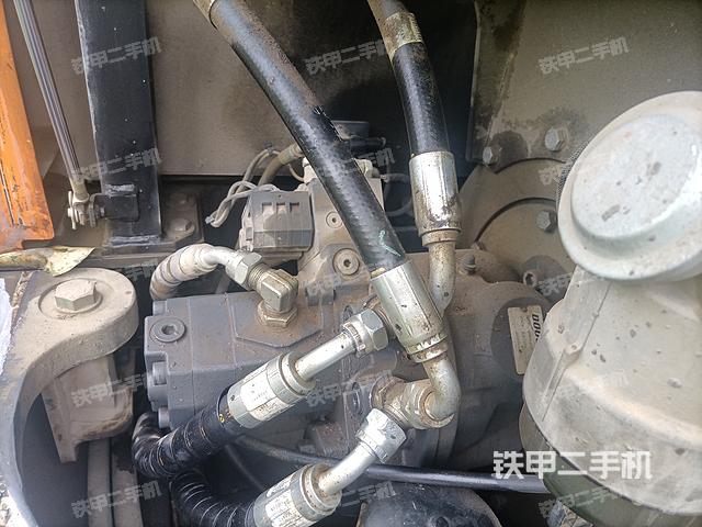 液压泵舱室正面整体（整机外观）