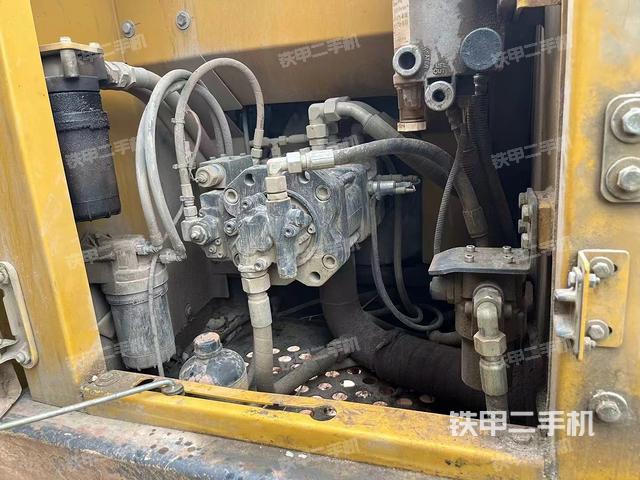 液压泵舱室正面整体（整机外观）