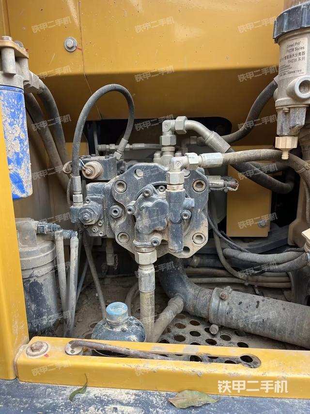 液压泵舱室正面整体（整机外观）