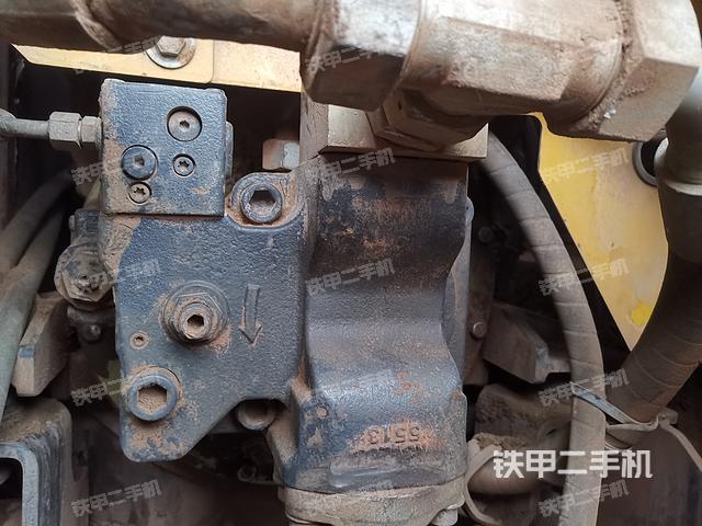 液压泵舱室正面整体（整机外观）