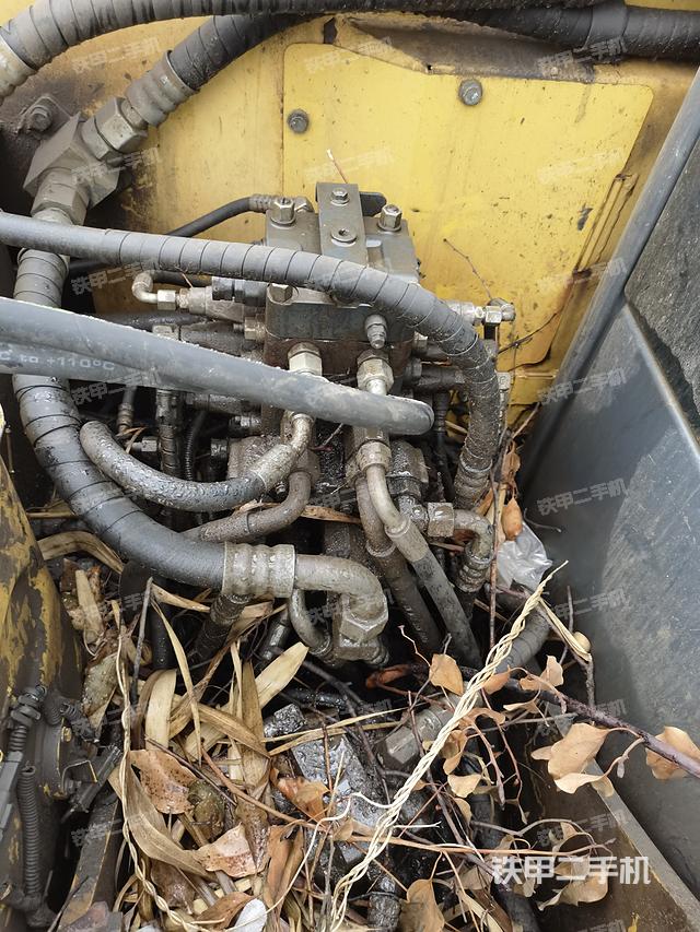 回转马达和主控阀（整机外观）