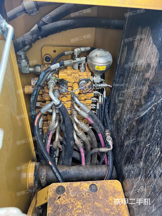 回转马达和主控阀（整机外观）