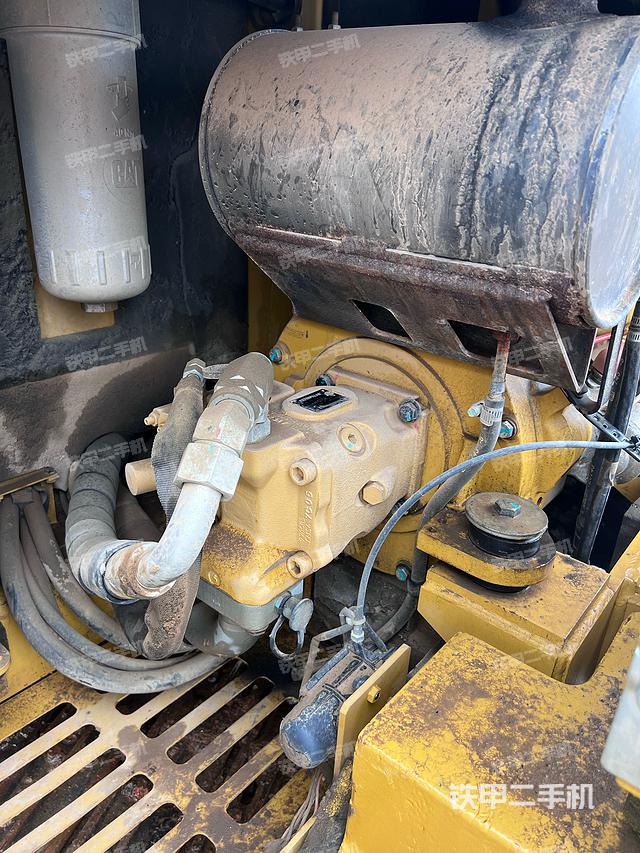 液压泵舱室正面整体（整机外观）