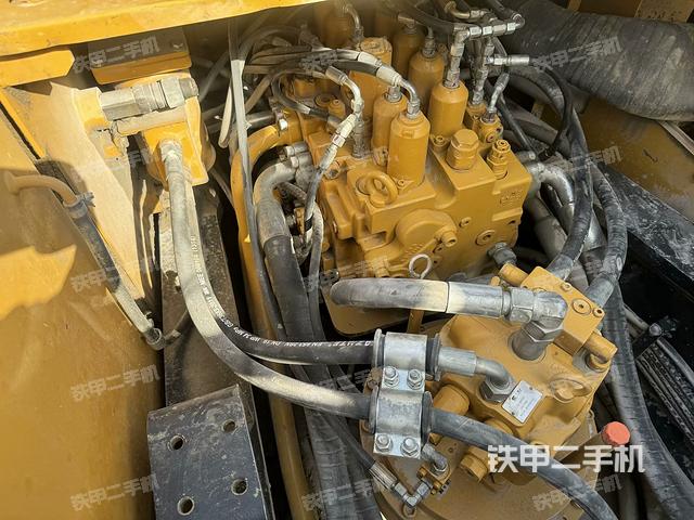 回转马达和主控阀（整机外观）