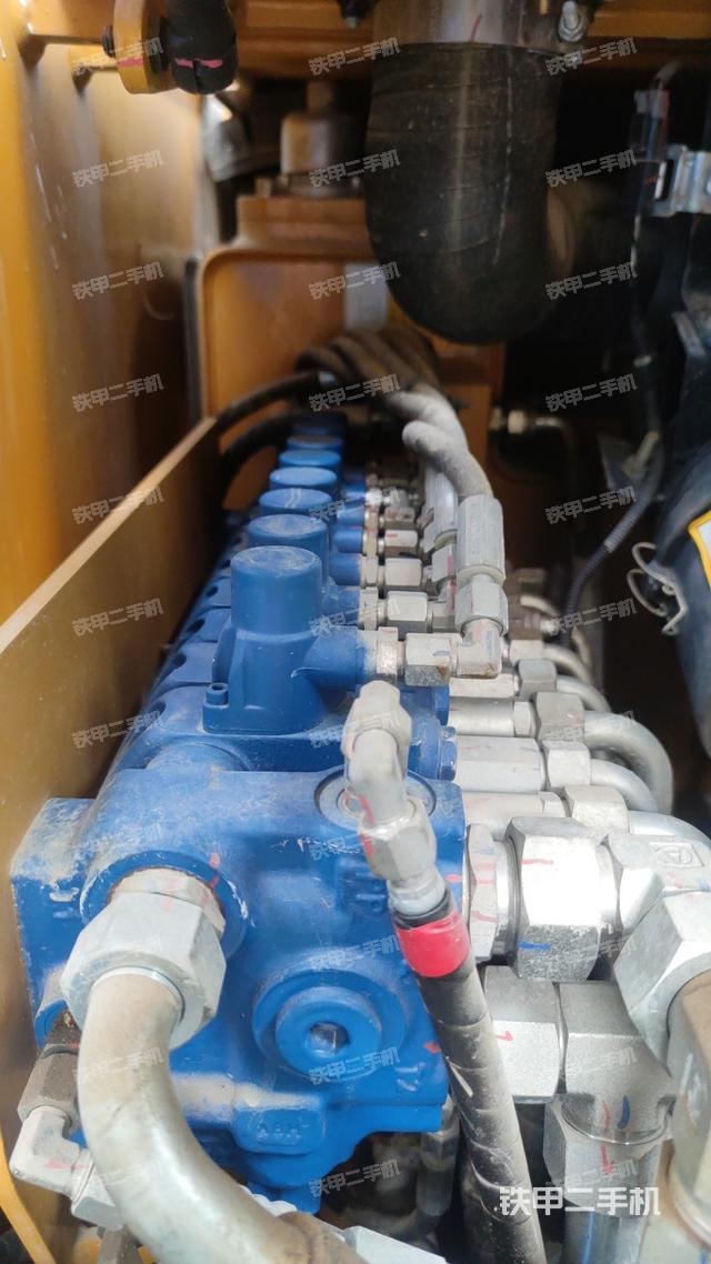 回转马达和主控阀（整机外观）