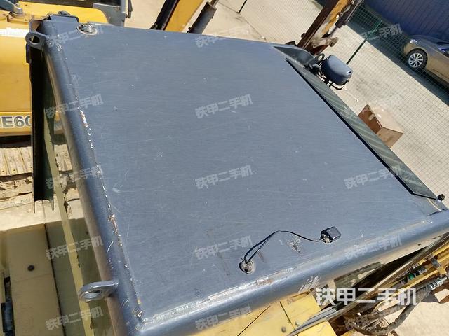 驾驶室顶部（整机外观）