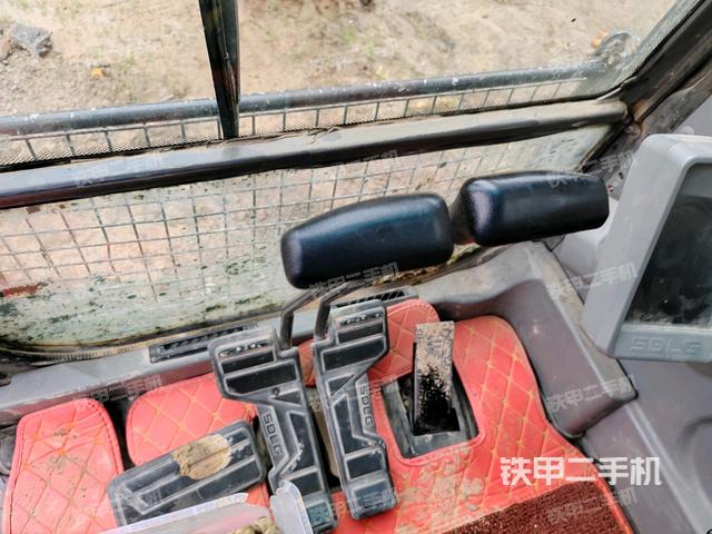 行走控制手柄和踏板 俯拍（驾驶室部分）