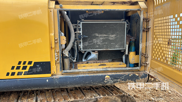 液压泵舱室正面整体（整机外观）