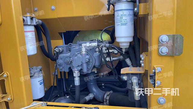 液压泵舱室正面整体（整机外观）