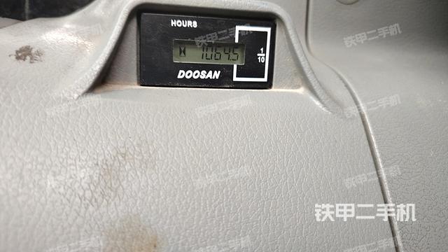 液压泵舱室正面整体（整机外观）