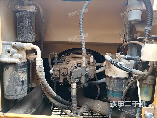 液压泵舱室正面整体（整机外观）