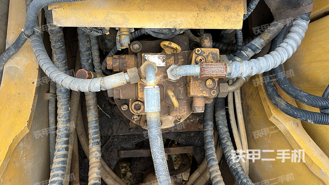 回转马达和主控阀（整机外观）