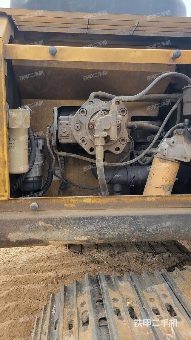 液压泵舱室正面整体（整机外观）