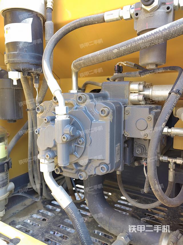 液压泵舱室正面整体（整机外观）