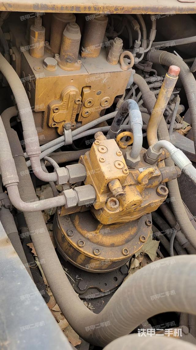 回转马达和主控阀（整机外观）