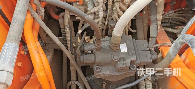 回转马达和主控阀（整机外观）