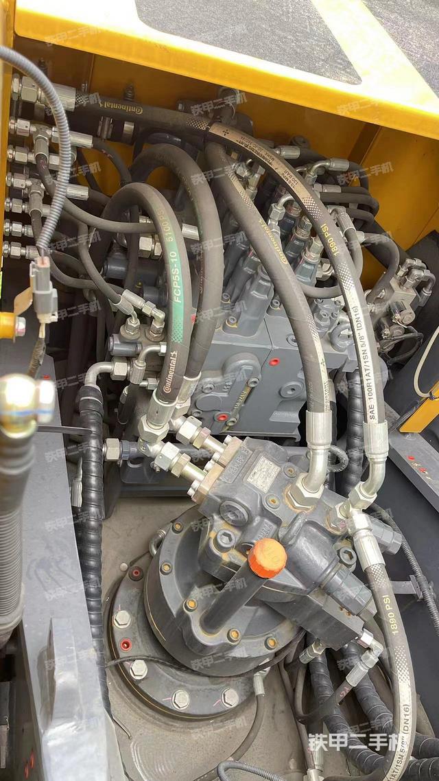 回转马达和主控阀（整机外观）