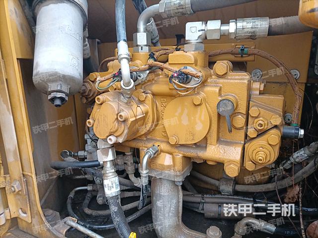 液压泵舱室正面整体（整机外观）