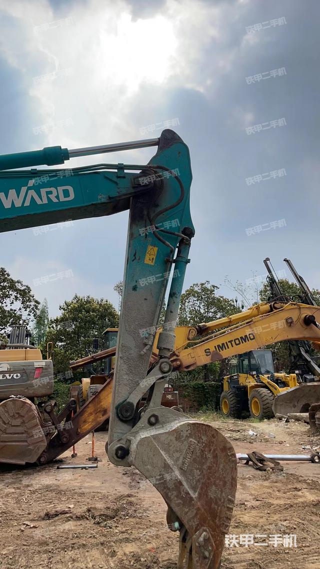 大臂油缸整体 竖拍（工作和回转装置）