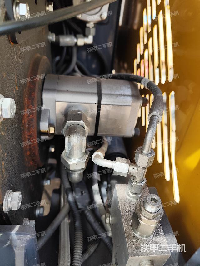 液压泵舱室正面整体（整机外观）