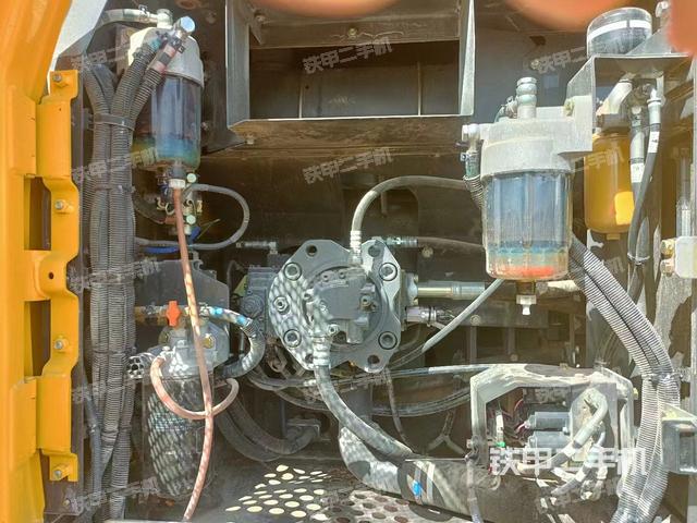 液压泵舱室正面整体（整机外观）