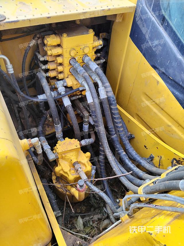 回转马达和主控阀（整机外观）