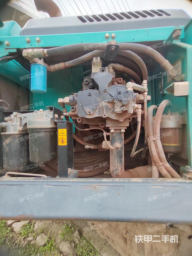 液压泵舱室正面整体（整机外观）