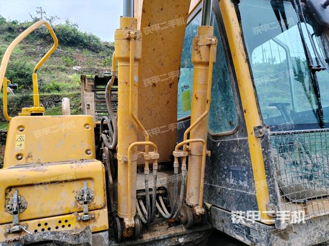 大臂油缸整体 竖拍（工作和回转装置）